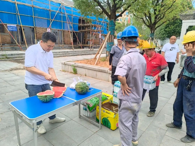 市古鎮(zhèn)投資公司開展夏日送清涼慰問活動(dòng)